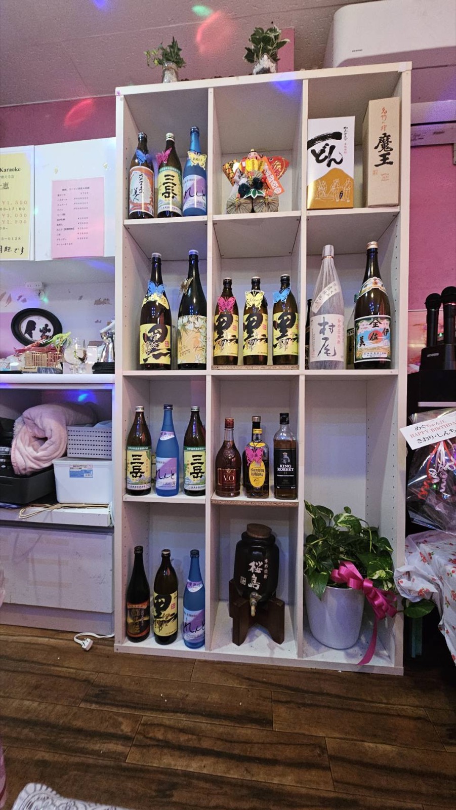 棚に焼酎やウイスキーなどのボトルが並んでいる。