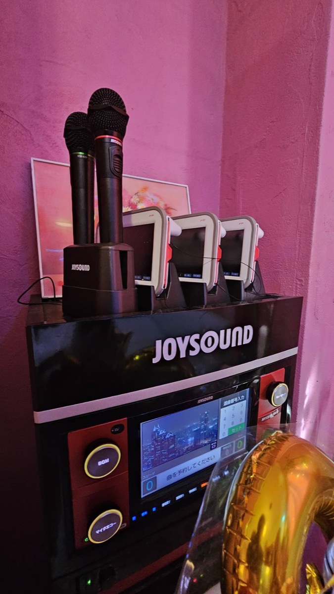 JOYSOUNDのカラオケ機器とマイク。