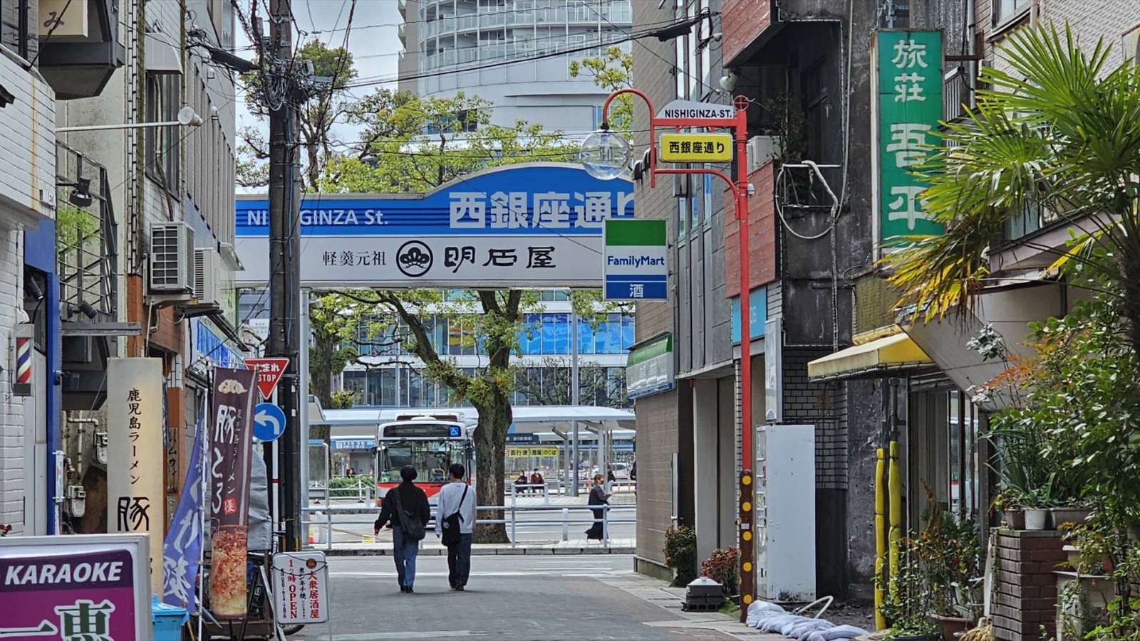 店舗近くの通りの様子。通り名の看板が見える。